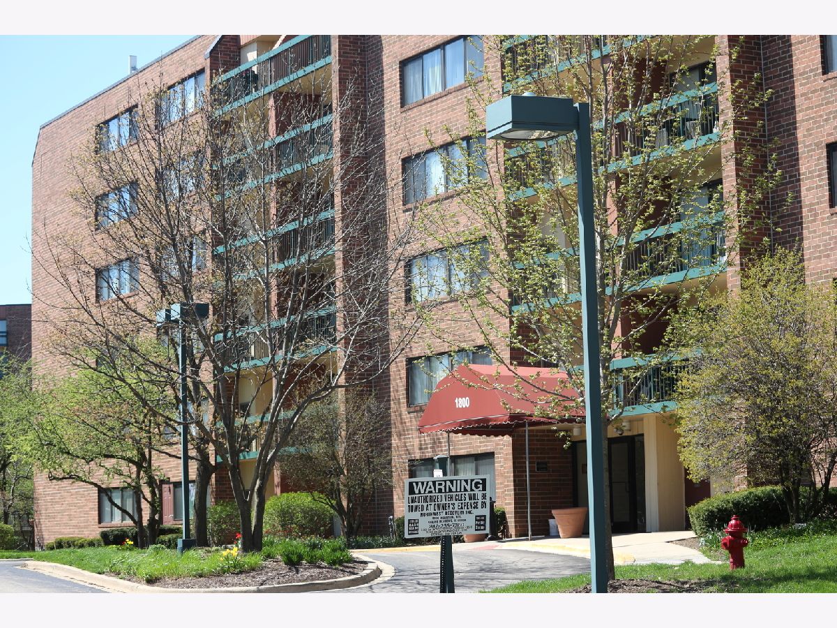 Condominiums Sold Twelve Oaks At Morningside Hoffman Estates Illinois, 1800 Huntington