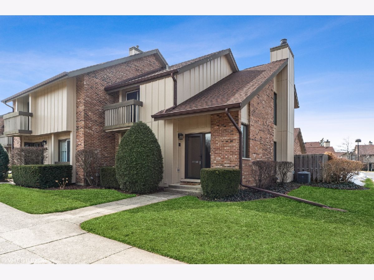 Lake Hinsdale Village Willowbrook IL, Condos & Townhomes For Sale & For