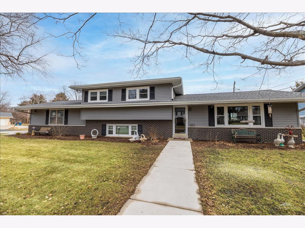 Homes Sold Pine Knoll Aurora Illinois, 1030 Monticello
