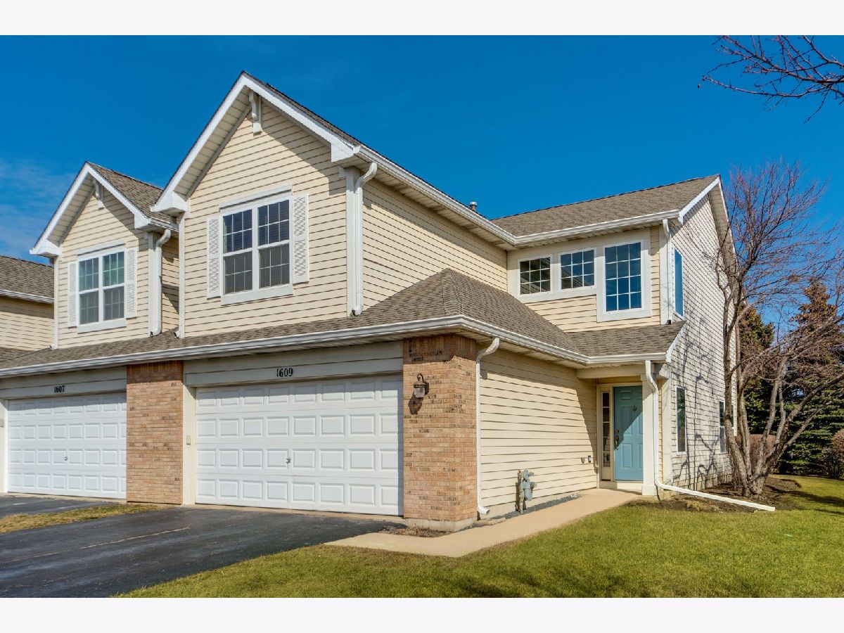 Townhomes Rented Fields Of Cambridge Waukegan Illinois, 1609 Candlestick