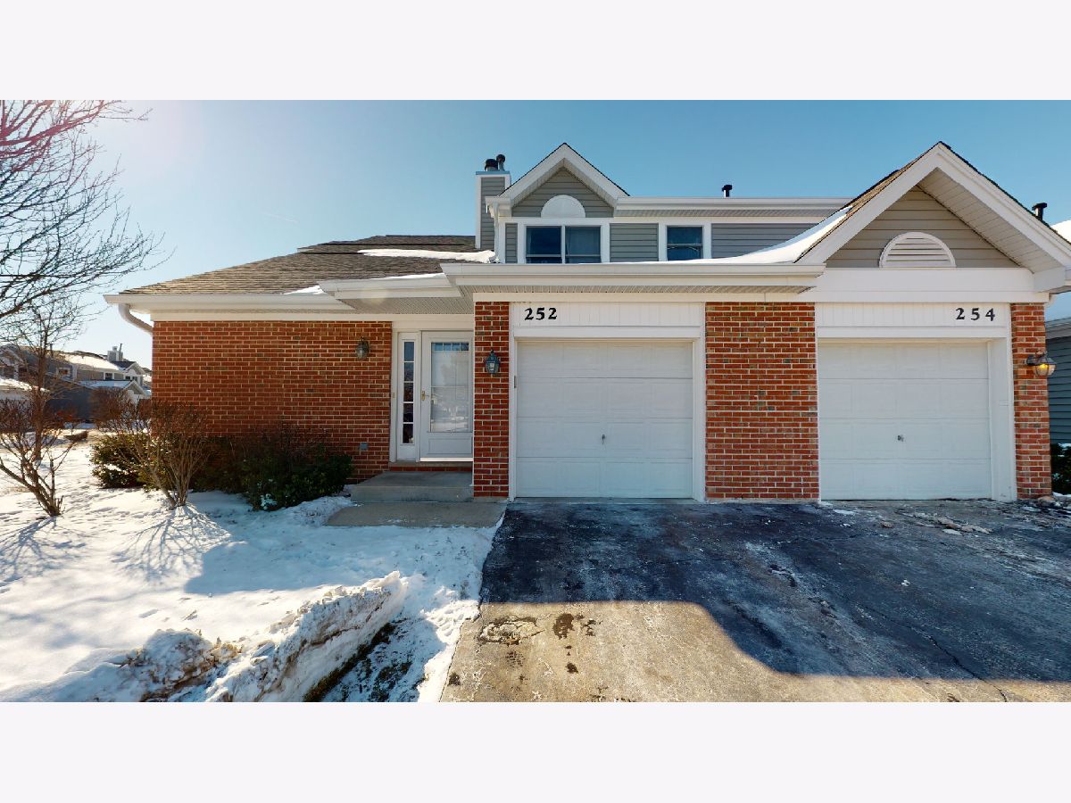 Townhomes & Condos & Homes Sold Elk Trail Carol Stream Illinois, 252 Eclipse