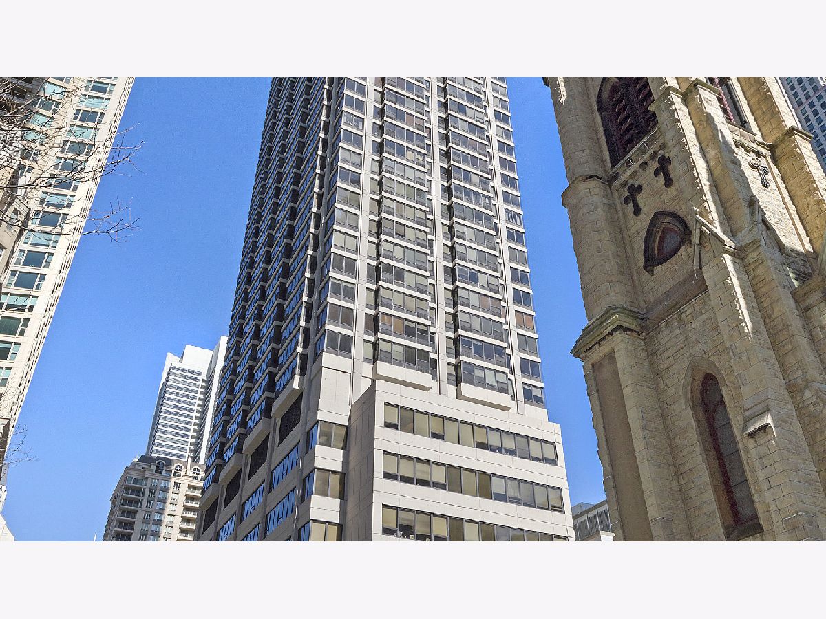 Condominiums Rented 30 E Huron Chicago Illinois, 30 Huron