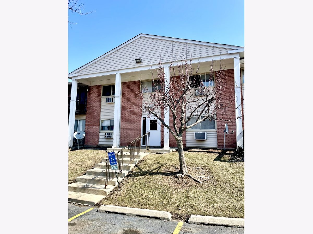Condominiums Rented Emerald Hills Glendale Heights Illinois, 680 Marilyn
