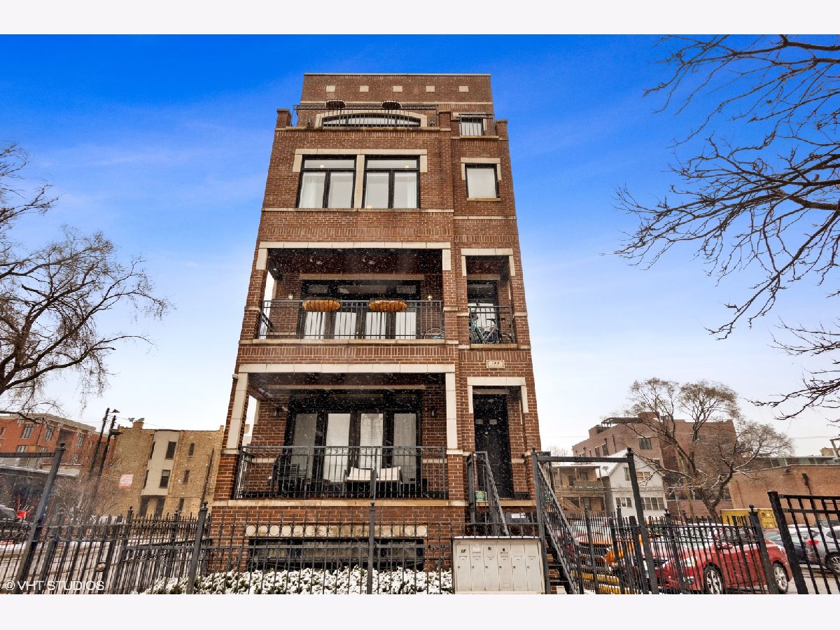 Condos & Townhomes Sold Pine Grove Court Chicago Illinois, 744 Belmont