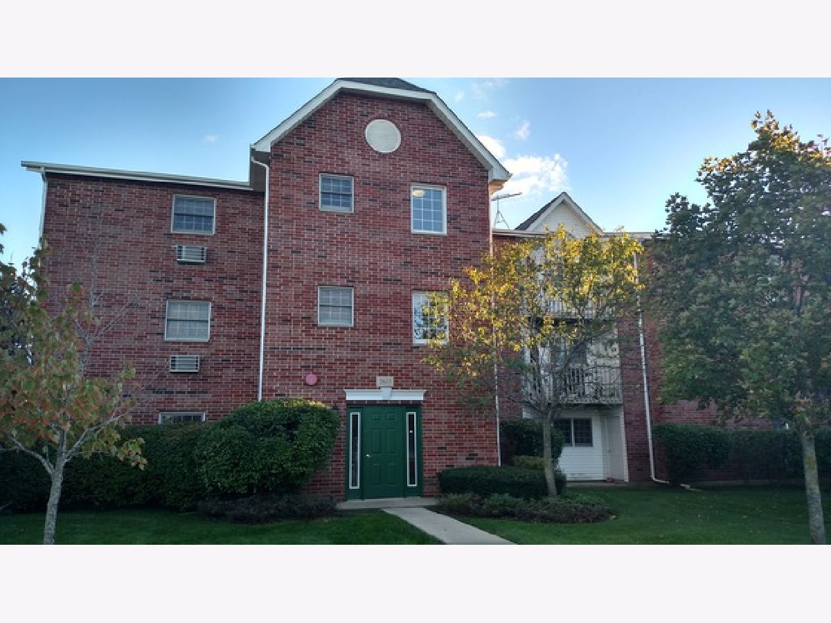 Condominiums Rented Country Club Manor Woodstock Illinois, 360 Leah