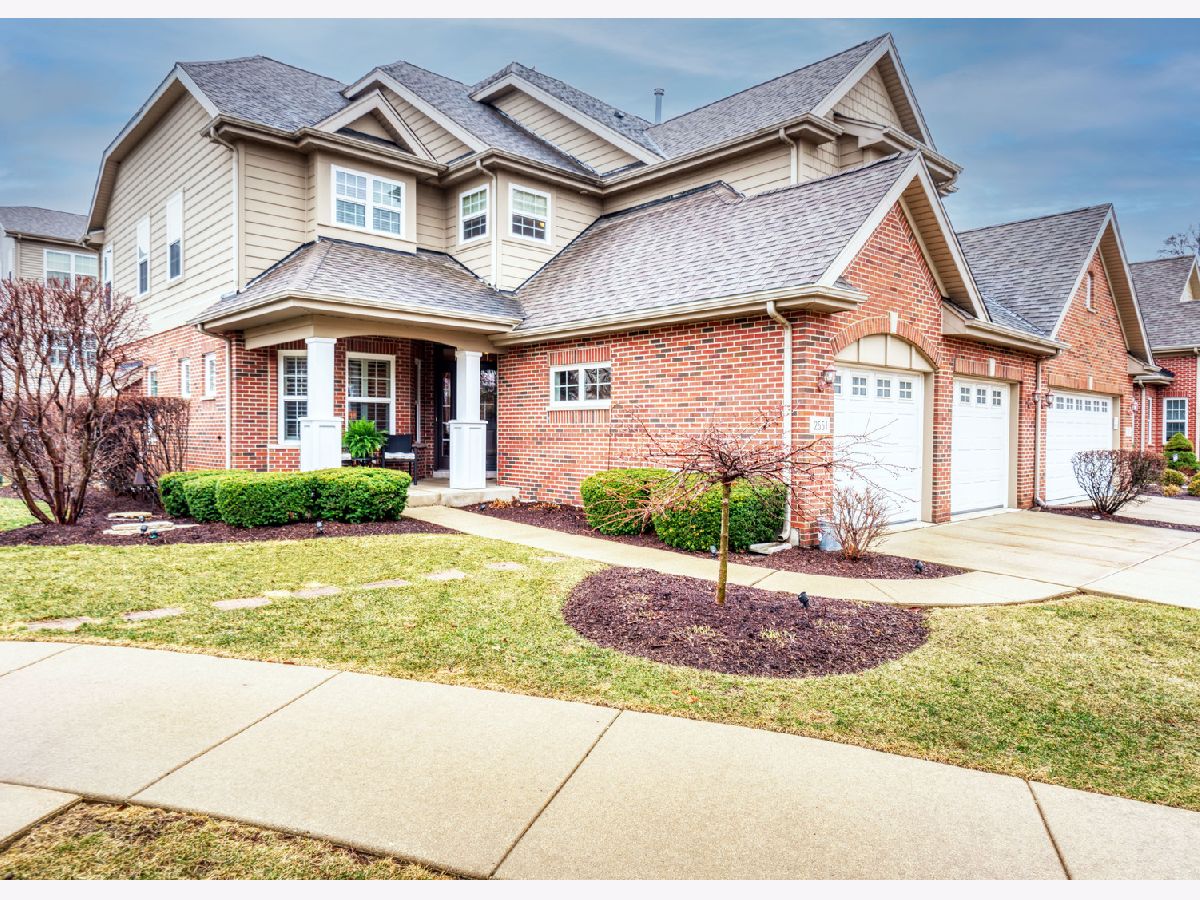 Condos & Townhomes Sold Cedar Hill Woodridge Illinois, 2551 Cedar Hill