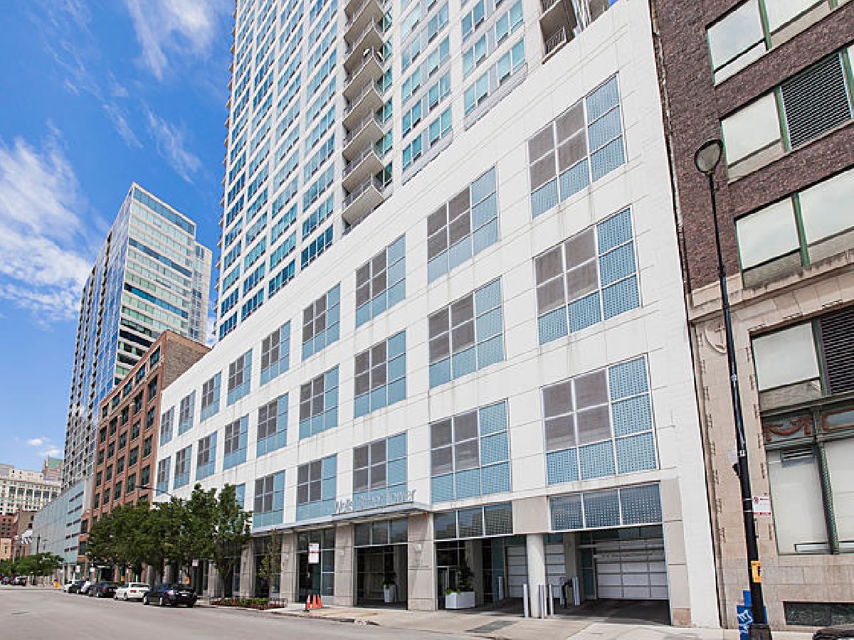 Condominiums Rented Wells Street Tower Chicago Illinois, 701 Wells
