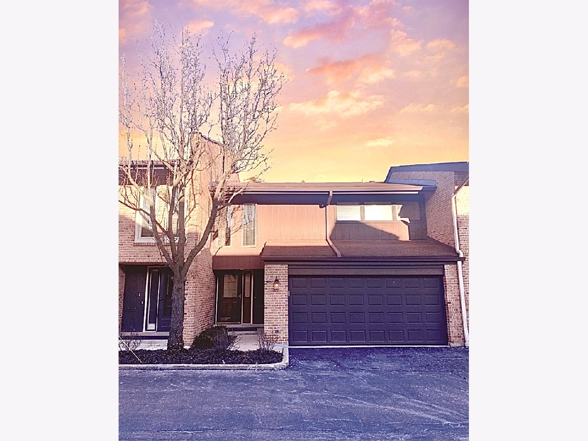 Townhomes & Condos & Homes Rented Valley Lo Glenview Illinois, 1836 Wildberry