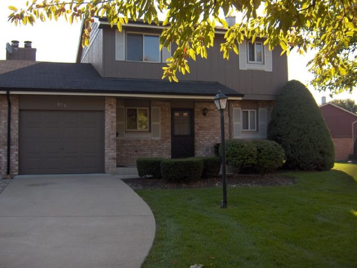 Condos & Townhomes & Homes Rented Briarcliffe Knolls Wheaton Illinois, 875 Queenswood