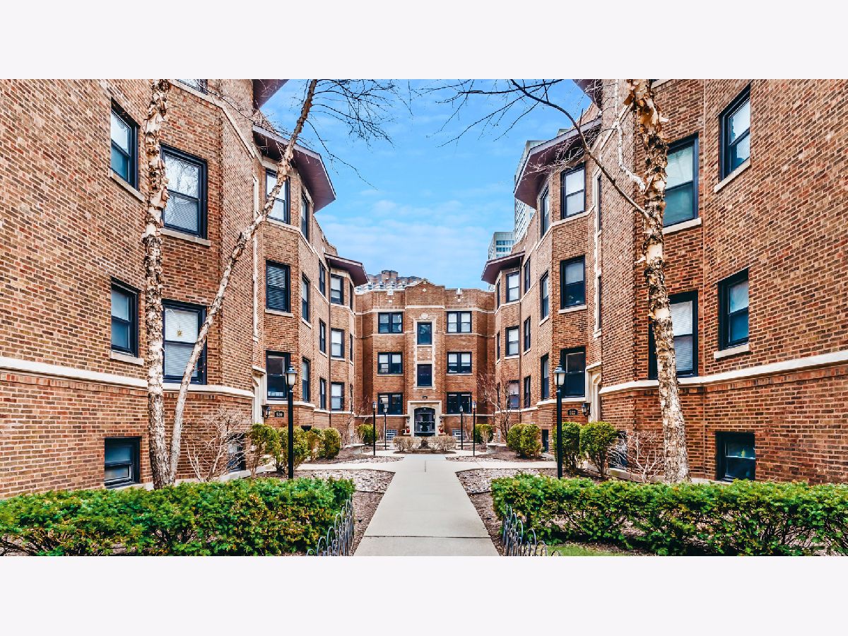 Condominiums Sold Cornelia By The Lake Chicago Illinois, 526 Cornelia