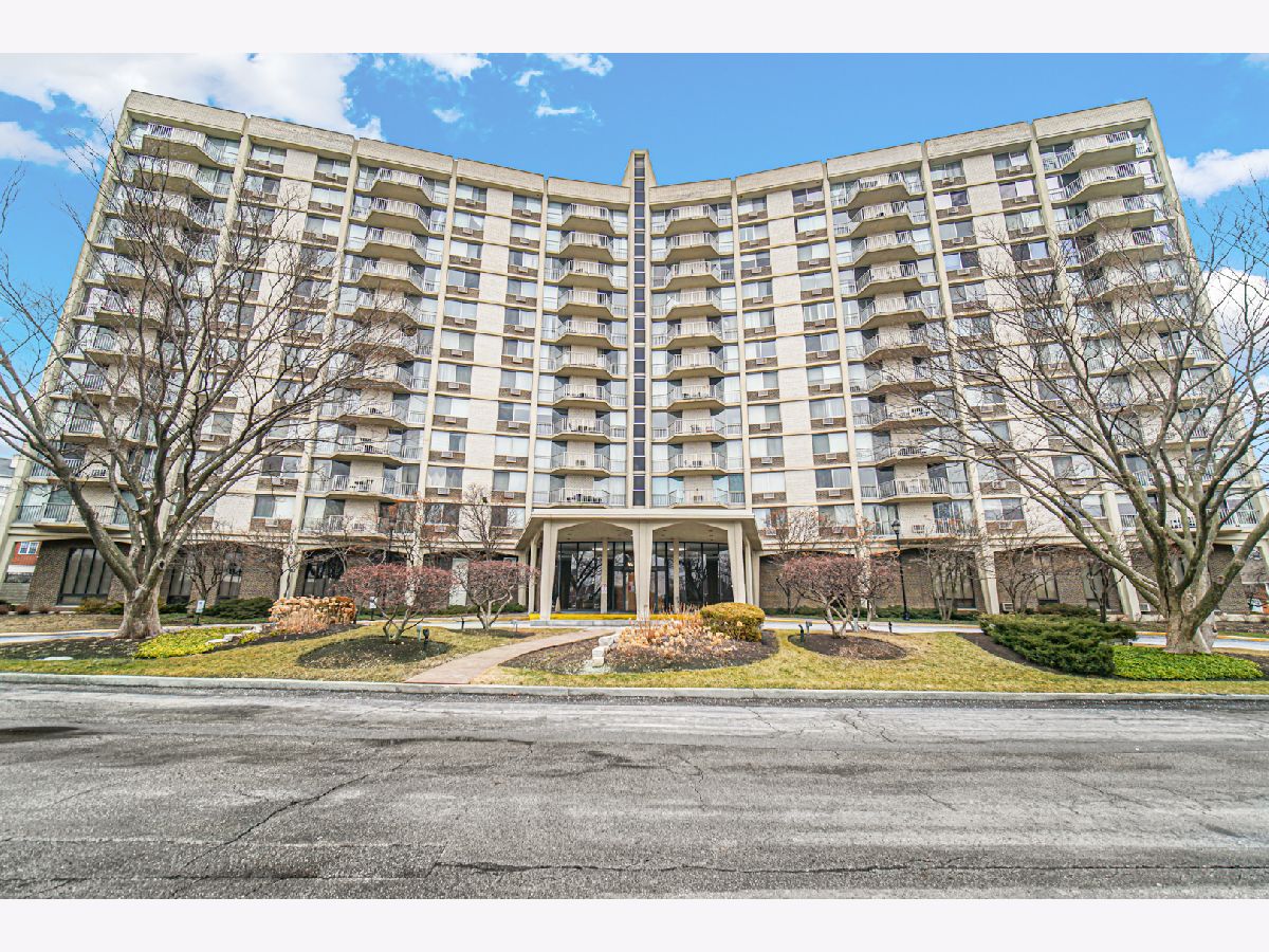 Oak Brook Towers Oak Brook IL, Condos & Townhomes For Sale & For Rent