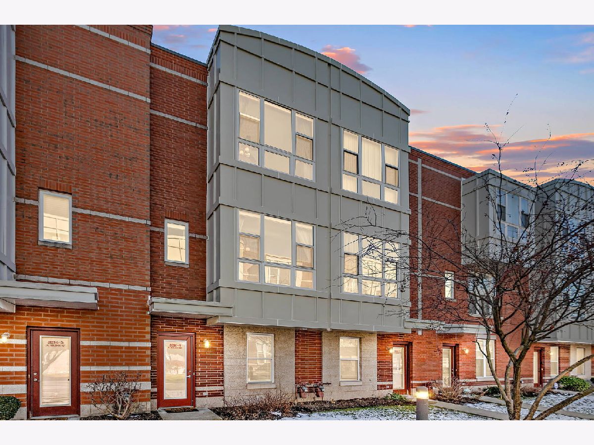 Townhomes & Condos Sold Kilbourn Court Chicago Illinois, 3210 Kilbourn
