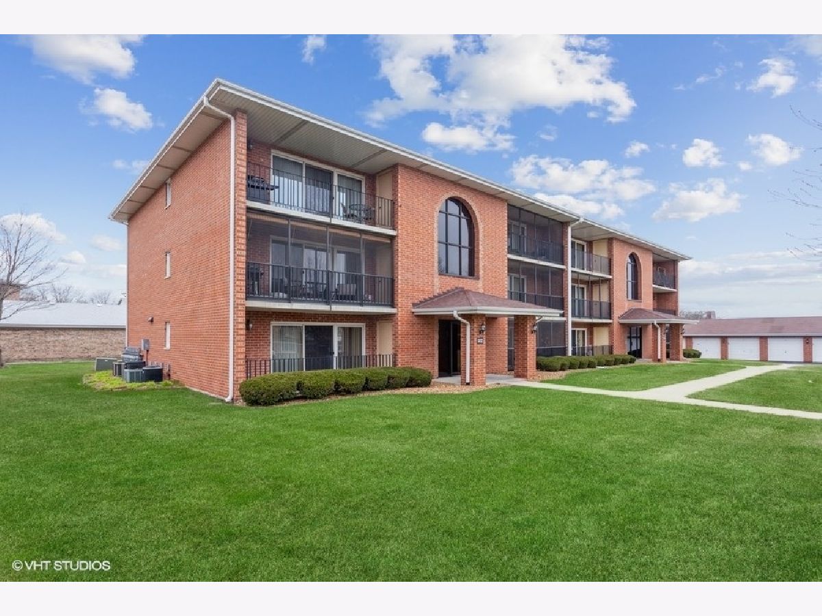 Condominiums Sold Circle Crest Crestwood Illinois, 5032 Circle