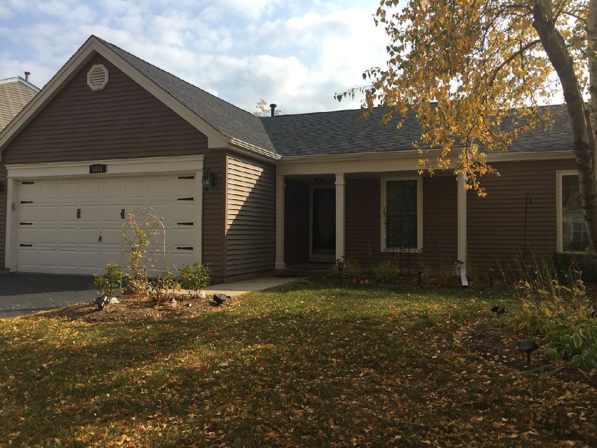 Townhomes & Homes Rented College Green Elgin Illinois, 1811 Mission Hills