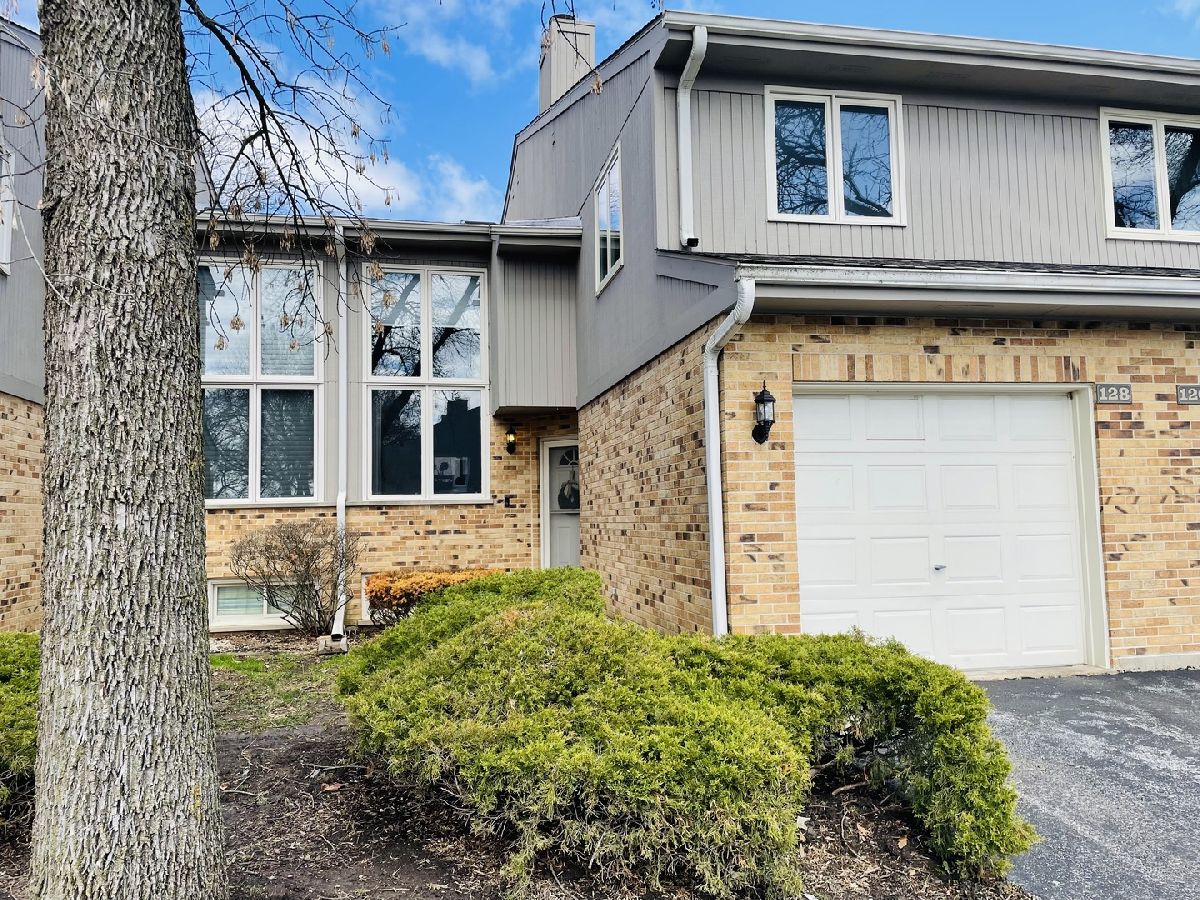 Condominiums Sold Butterfield Club Glen Ellyn Illinois, 22W128 Butterfield