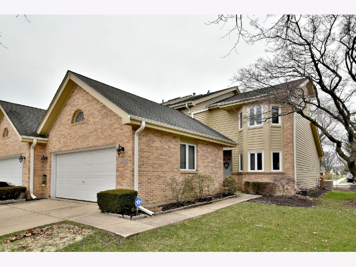 Townhomes & Homes Sold Norman Courts Darien Illinois, 1533 Brittany