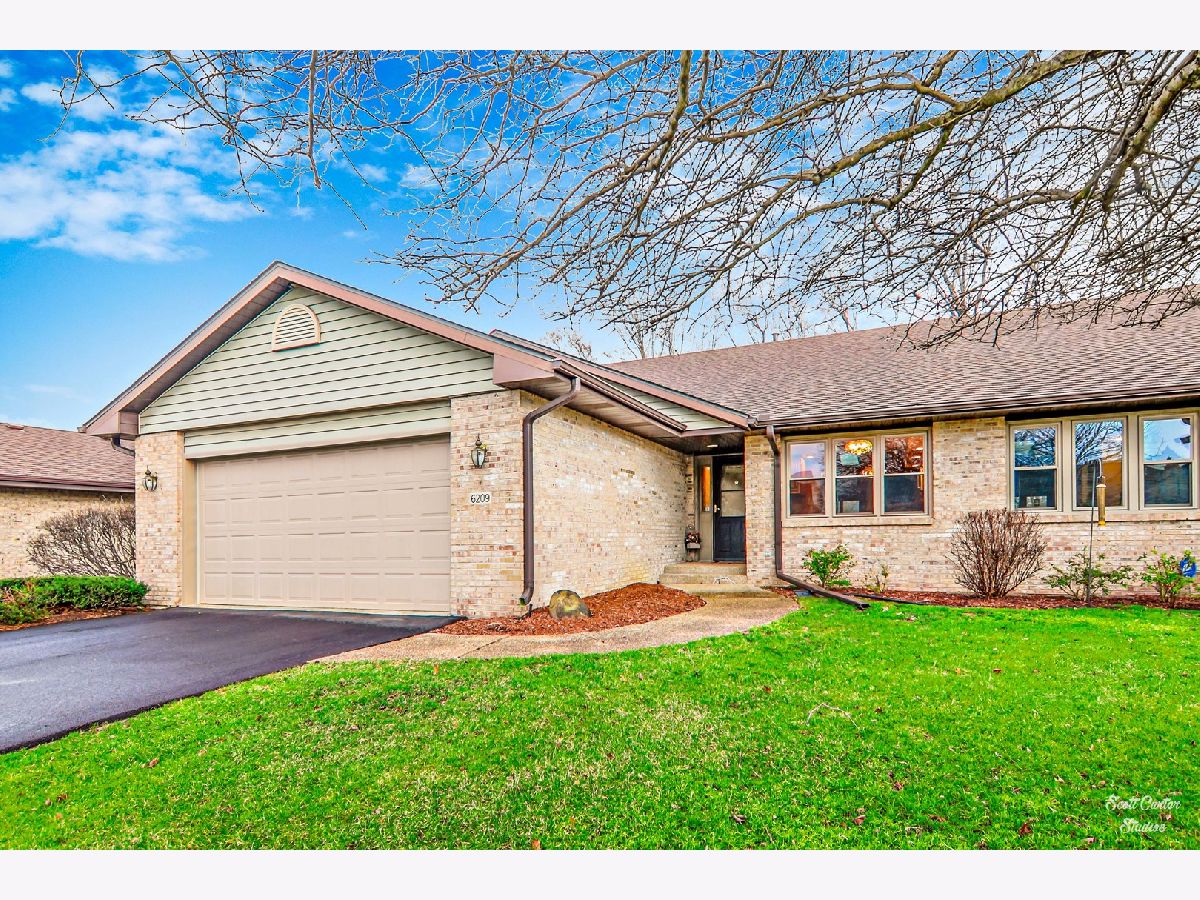 Condominiums Sold Carriage Green Rockford Illinois, 6209 Carriage Green