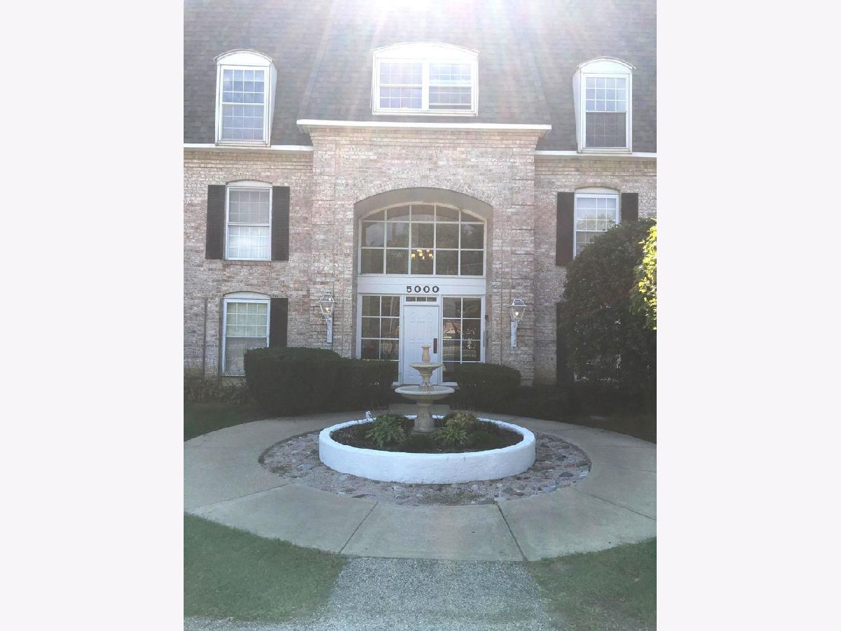 Condominiums Rented Carriage Way Rolling Meadows Illinois, 5000 Carriageway