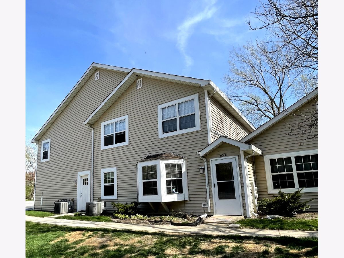 Townhomes & Condos Rented Cornell Lakes Palatine Illinois, 624 Lake Shore