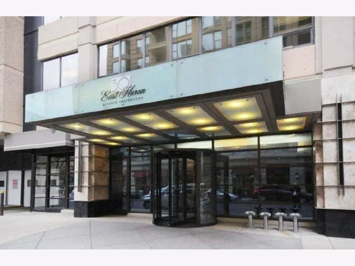 Condominiums Rented 30 E Huron Chicago Illinois, 30 Huron