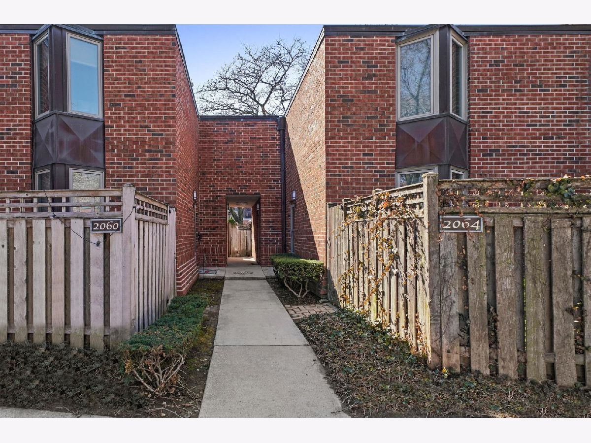 Condos & Townhomes Sold Oz Park Gardens Chicago Illinois, 2062 Larrabee