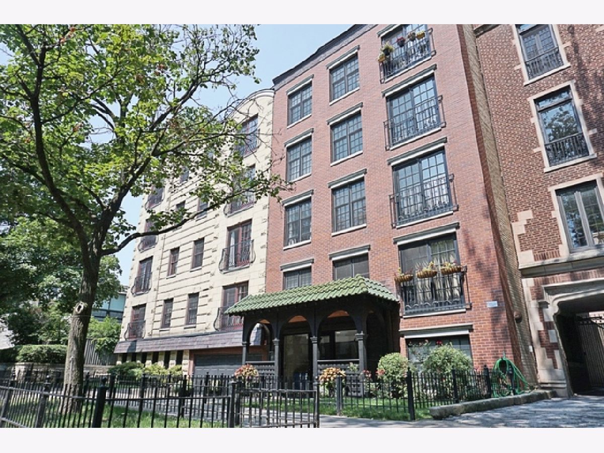 Condominiums Rented Barry By The Lake Chicago Illinois, 512 Barry