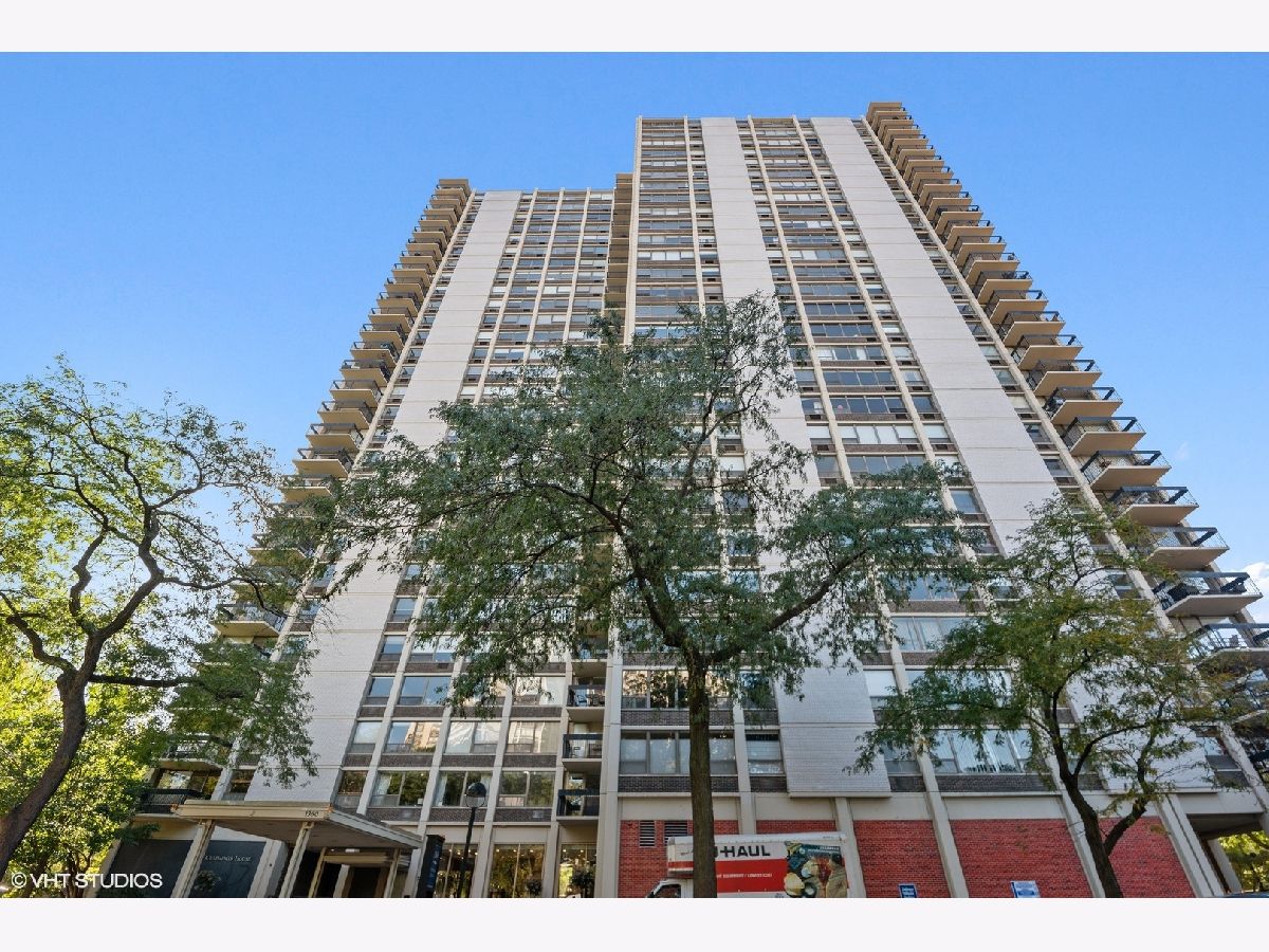 Condominiums Rented Cummings House Chicago Illinois, 1360 Sandburg