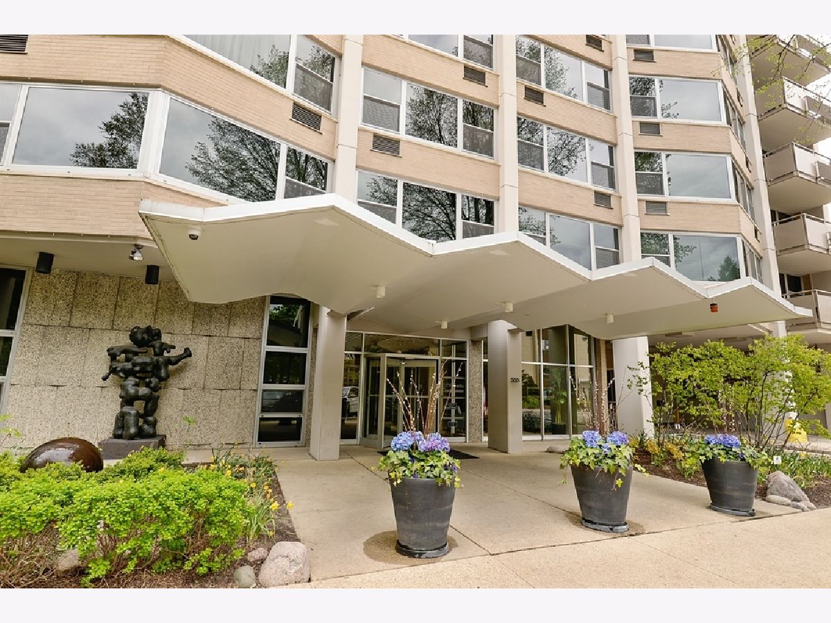 Condominiums Rented 555 Cornelia Condos Chicago Illinois, 555 Cornelia