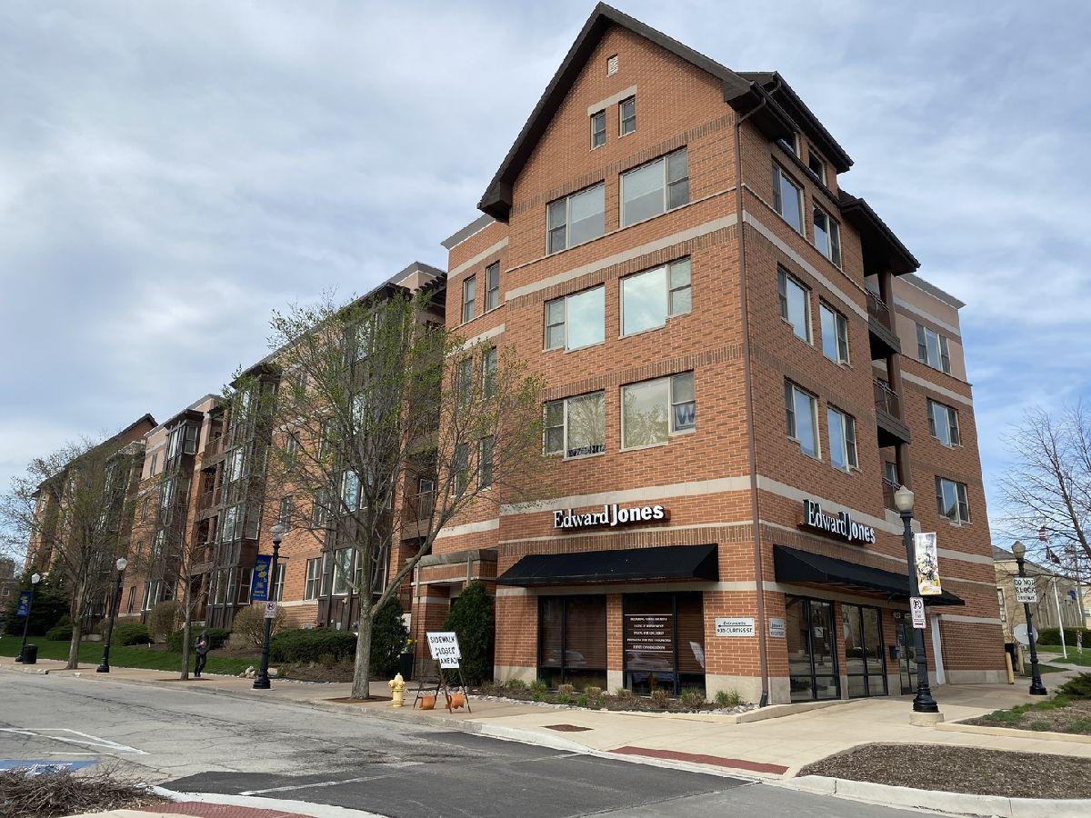Condominiums Sold Acadia On The Green Downers Grove Illinois, 930 Curtiss