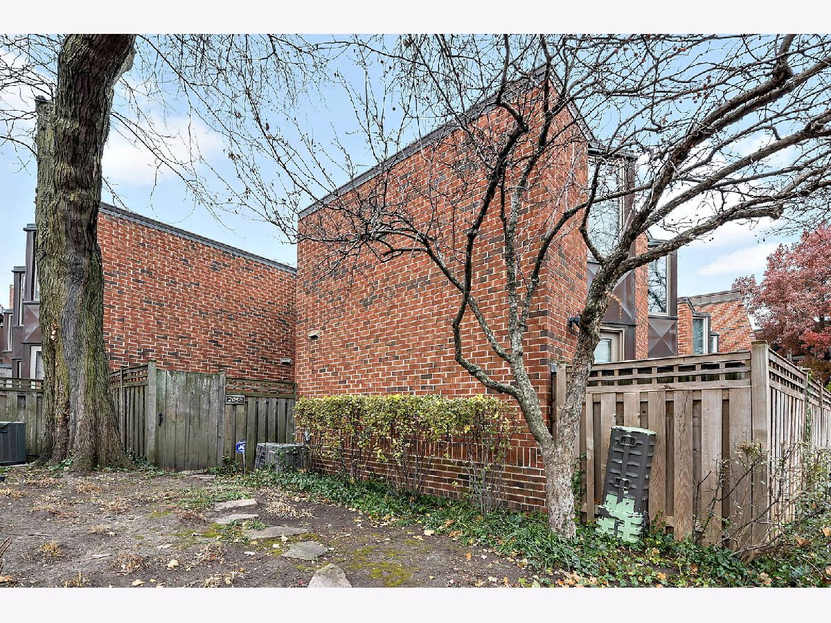 Condos & Townhomes Sold Oz Park Gardens Chicago Illinois, 2058 Larrabee
