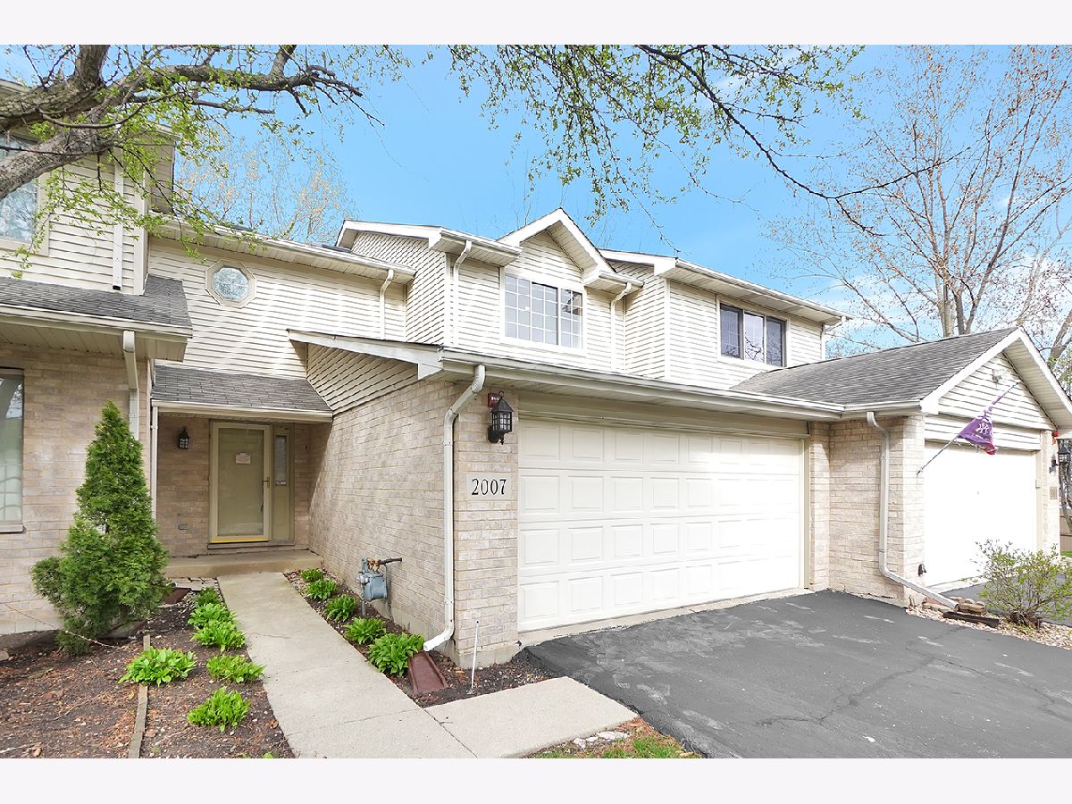 Townhomes & Homes Sold Burlington Woods Naperville Illinois, 2007 Yellow Daisy