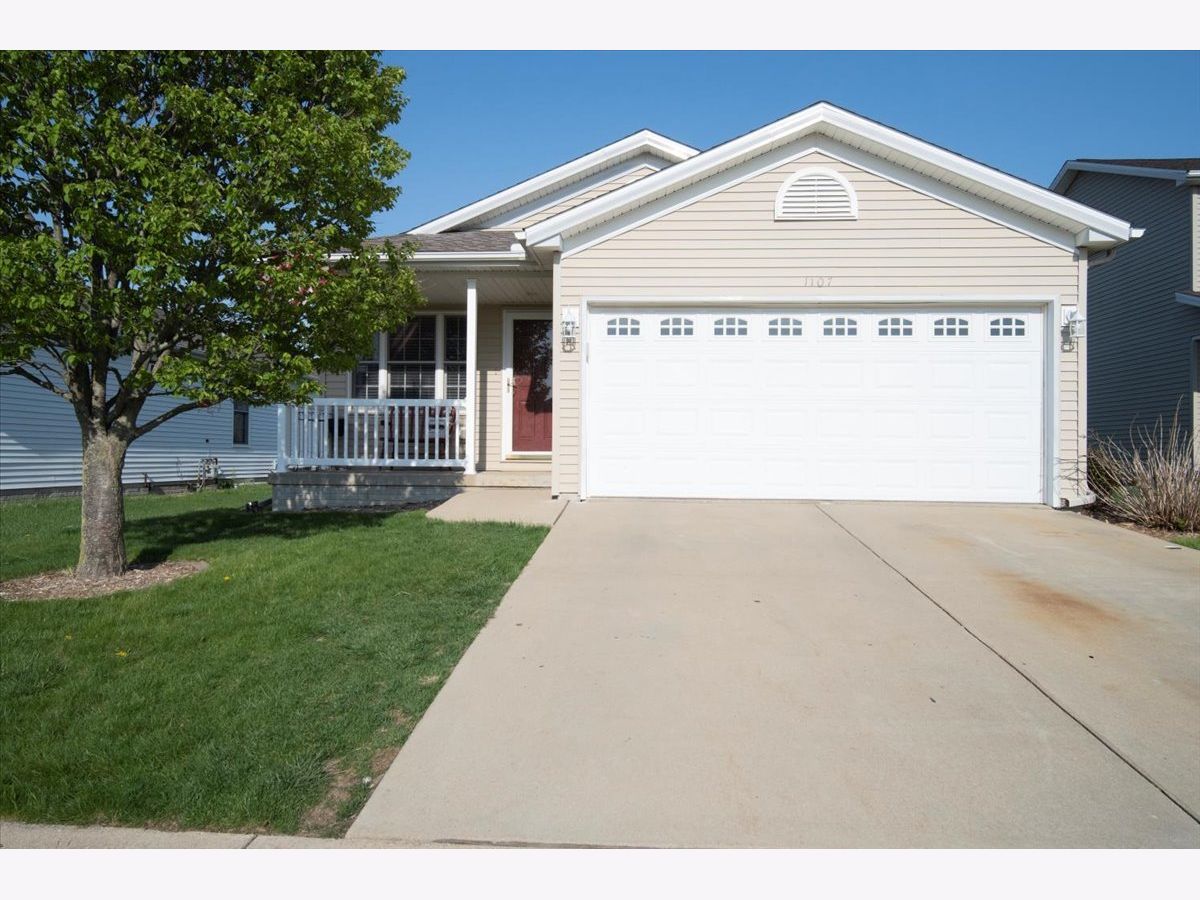 Homes & Condos & Townhomes Sold Mcgraw Park Bloomington Illinois, 1107 Wanda