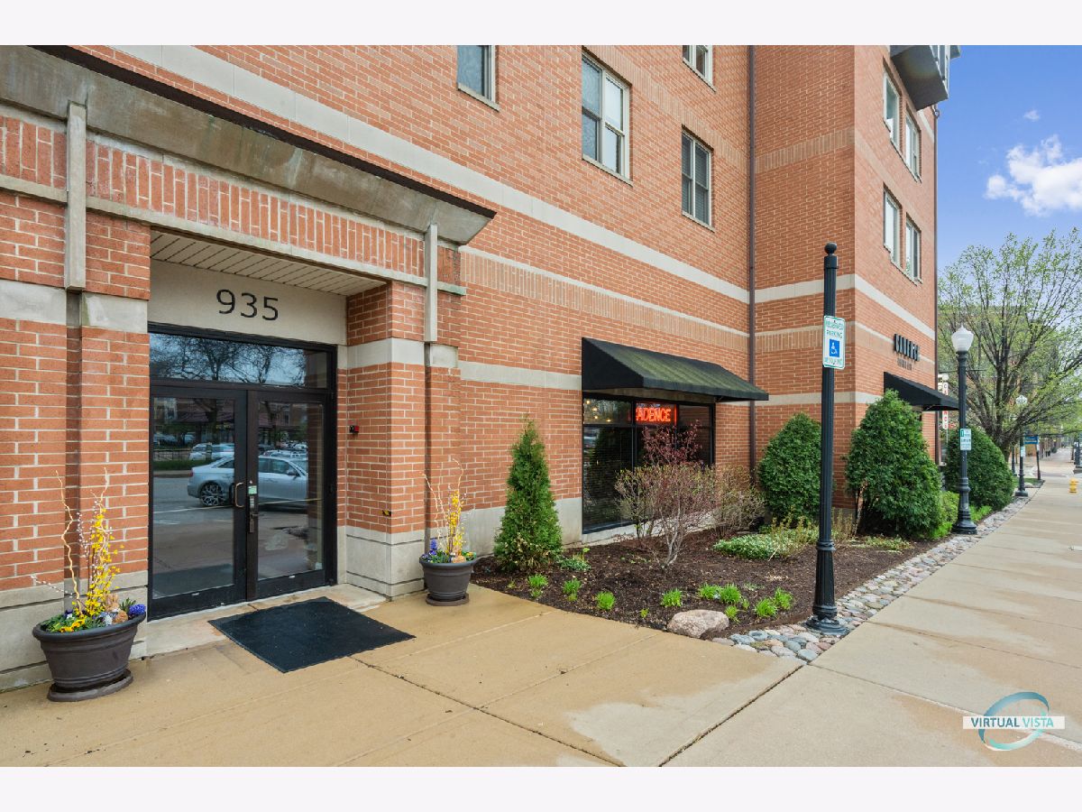 Condominiums Sold Acadia On The Green Downers Grove Illinois, 935 Burlington