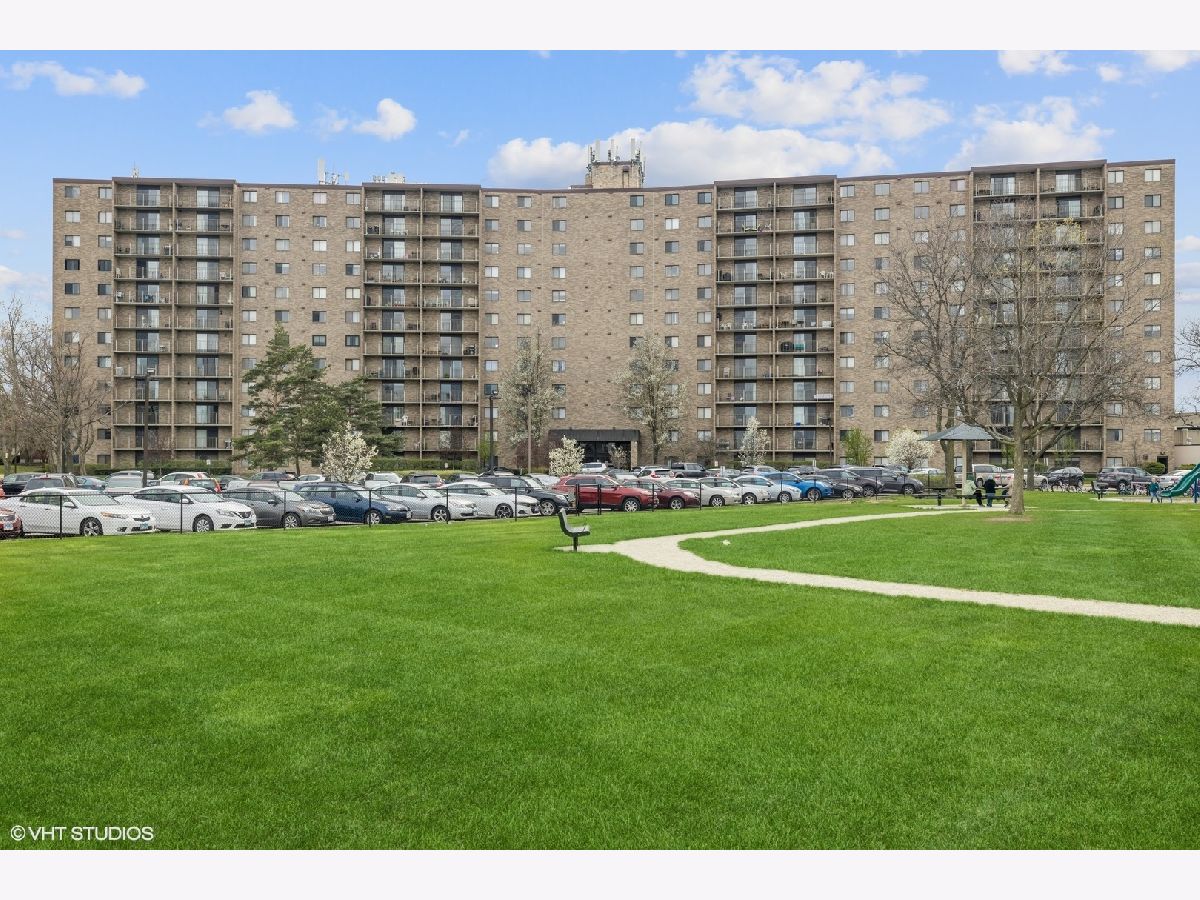Lake Hinsdale Towers Willowbrook IL, Condominiums For Sale & For Rent