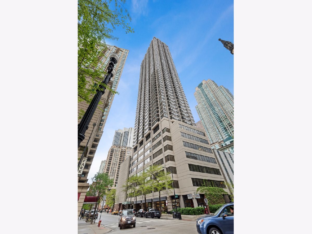Condominiums Rented 30 E Huron Chicago Illinois, 30 Huron