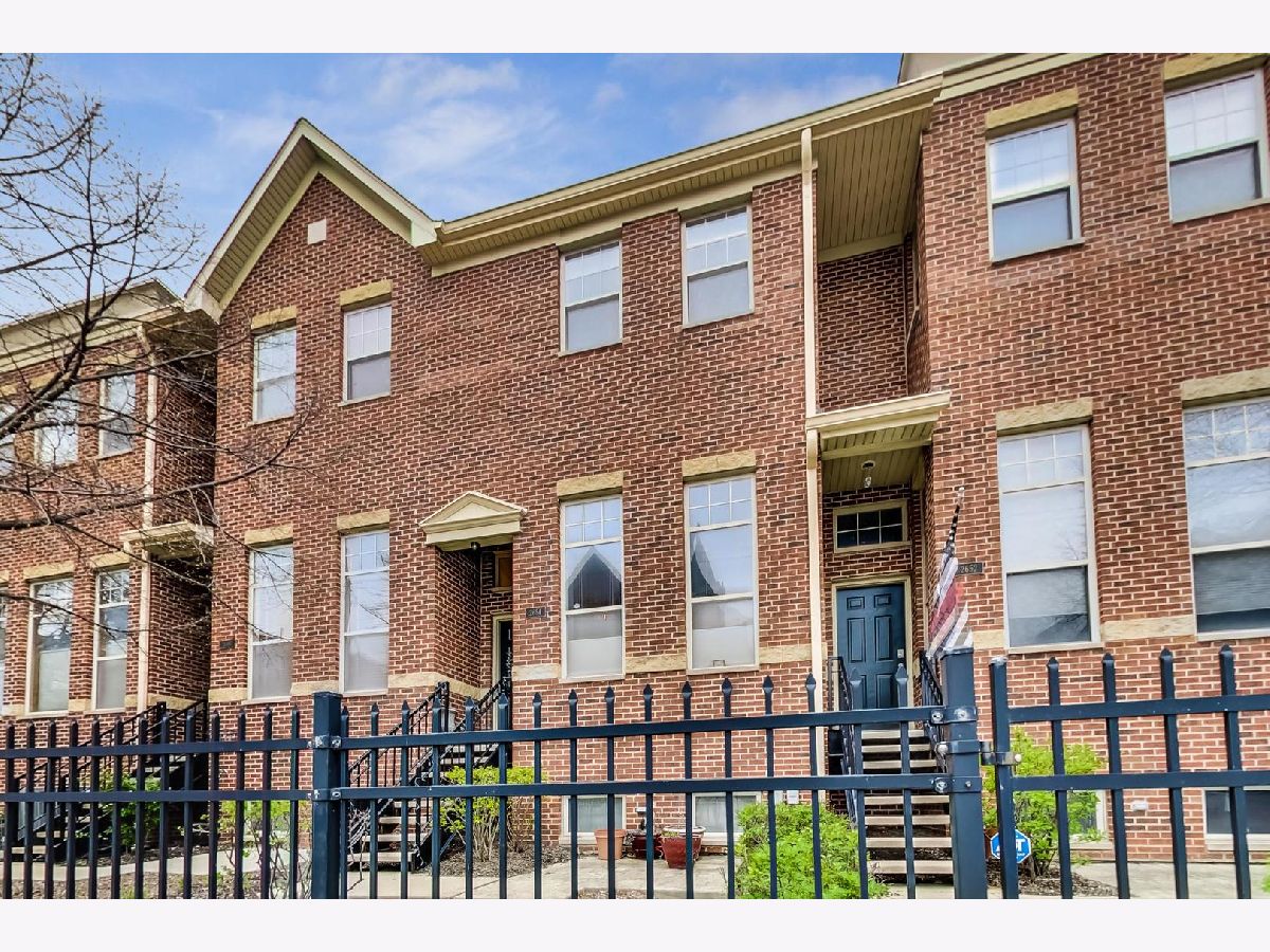 Townhomes Sold Belmont River Club Chicago Illinois, 2654 Belmont