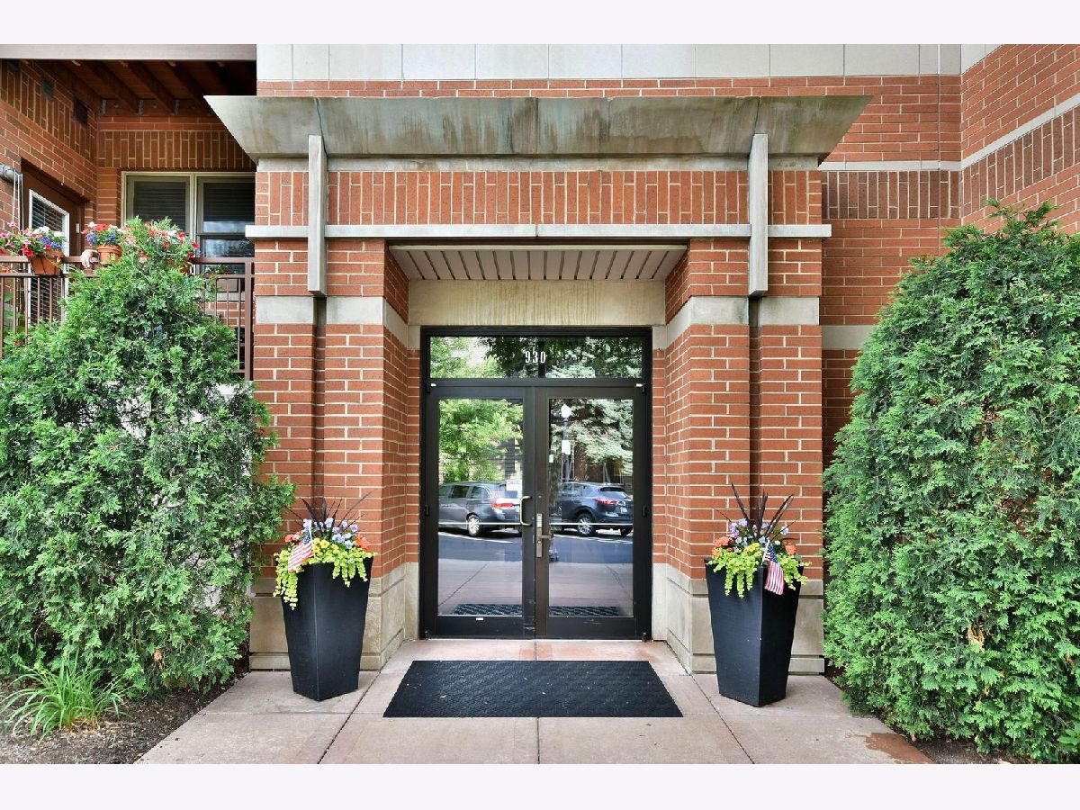 Condominiums Sold Acadia On The Green Downers Grove Illinois, 930 Curtiss