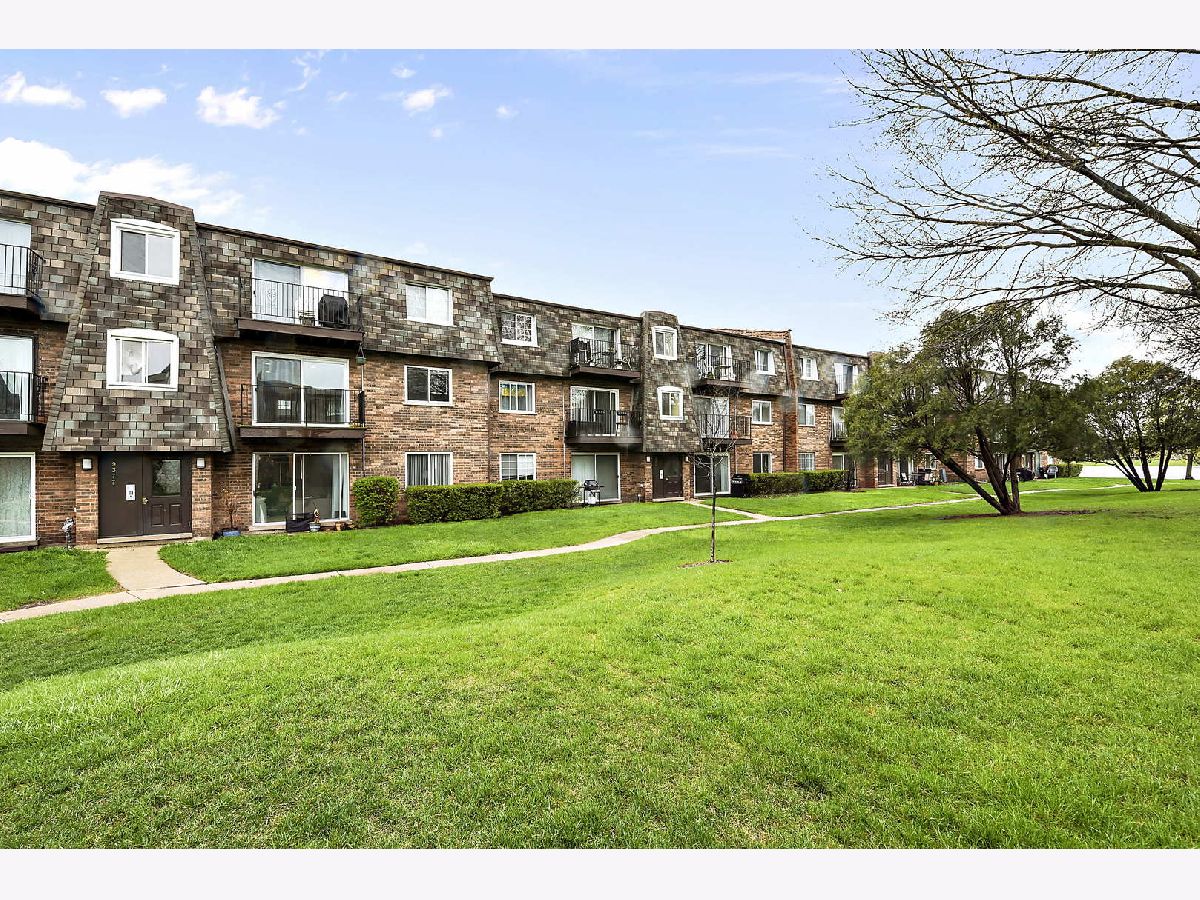 9377 Bay Colony Drive, Des Plaines, Illinois 60016 MLS 11396439