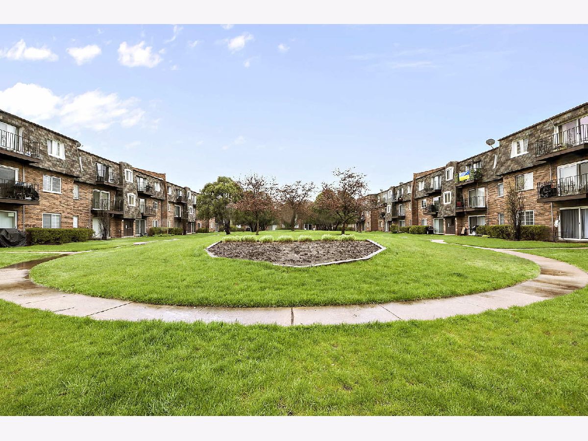 9377 Bay Colony Drive, Des Plaines, Illinois 60016 MLS 11396439