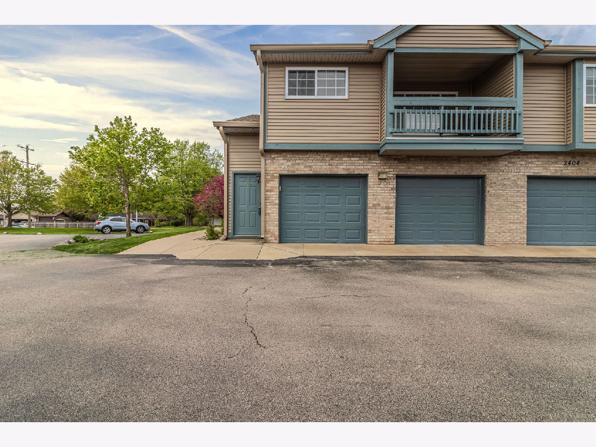 Condominiums & Homes Sold Ponds Of Windsor Champaign Illinois, 2404 Windward