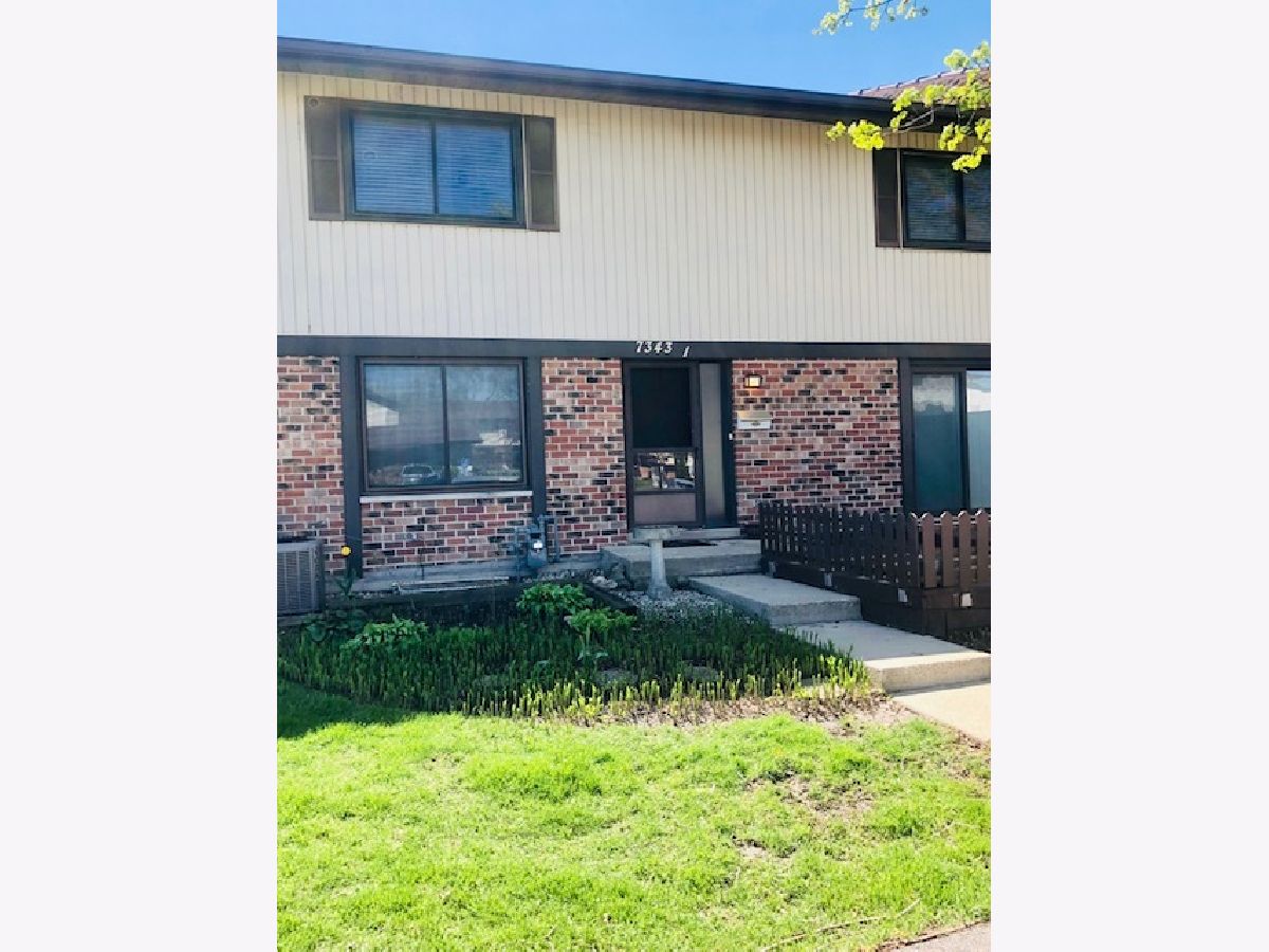 Townhomes & Condos Rented Village Square Downers Grove Illinois, 7343 Country Creek