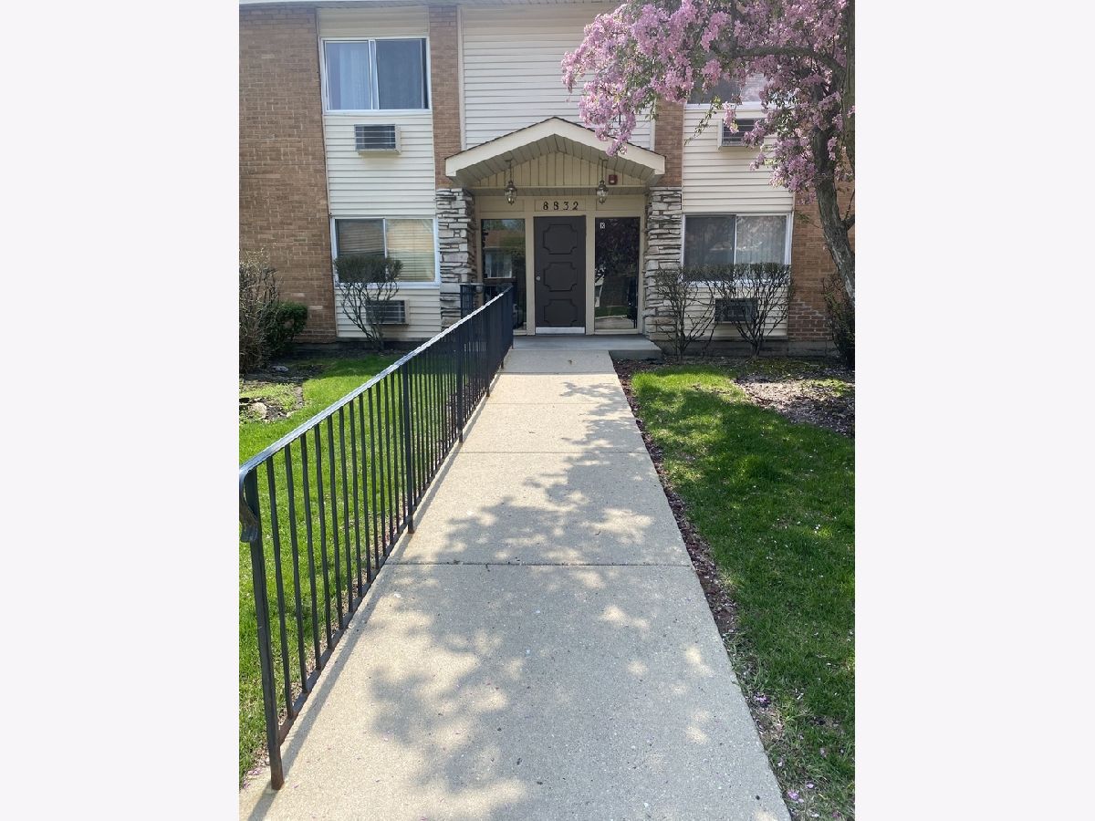 Condominiums Rented Courtland Square Des Plaines Illinois, 8832 Kenneth