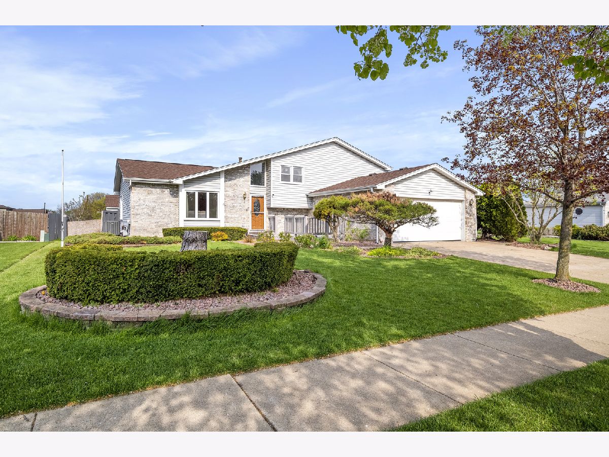 Townhomes & Homes Sold Crest Estates Crest Hill Illinois, 2011 Watertower