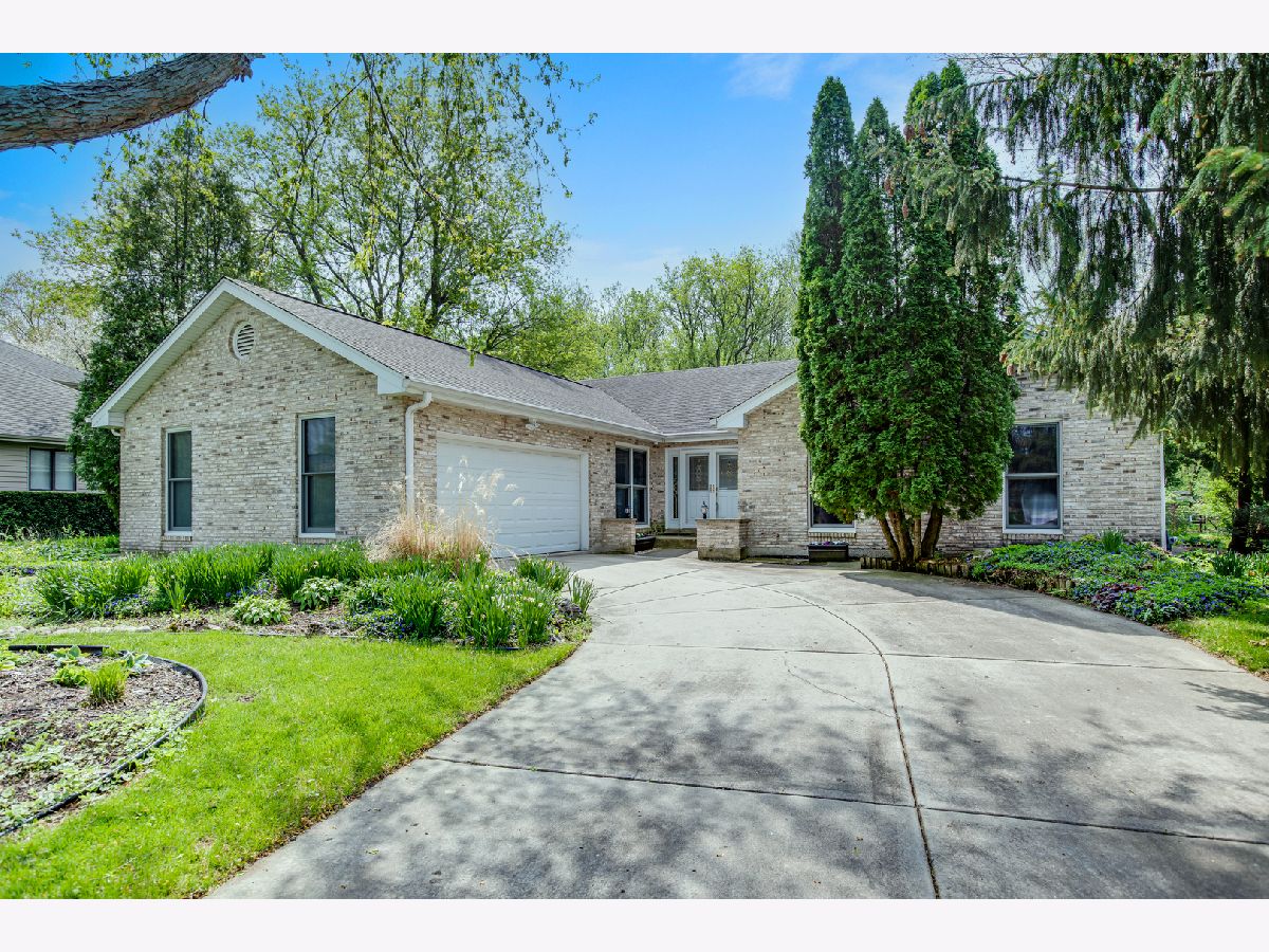 Homes Sold Bartlett Lake Estates Bartlett Illinois, 737 Duxbury