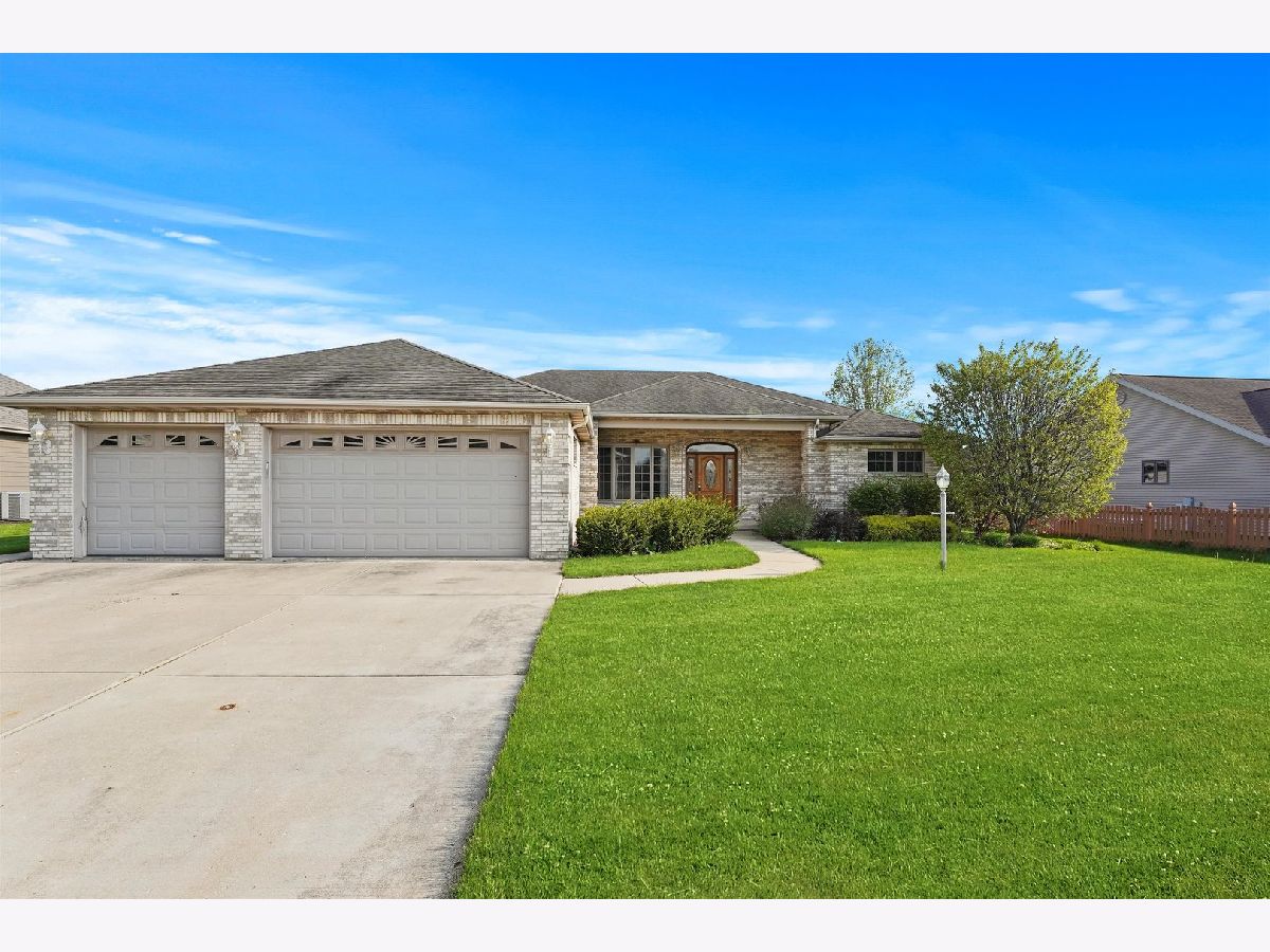 Homes & Condos & Townhomes Sold Hickory Lakes Morris Illinois, 935 Michael