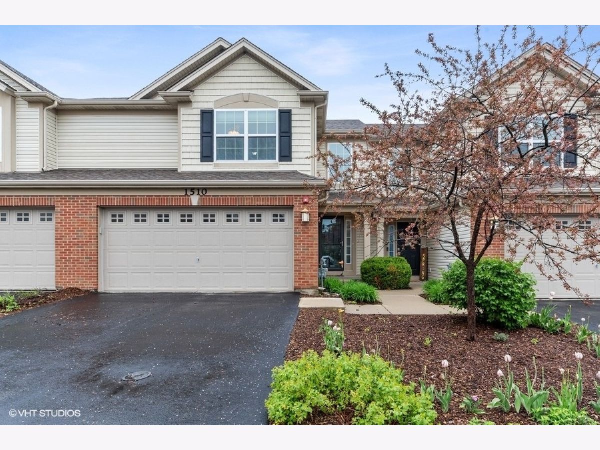 Townhomes Sold Hickory Woods Mundelein Illinois, 1510 Pauline