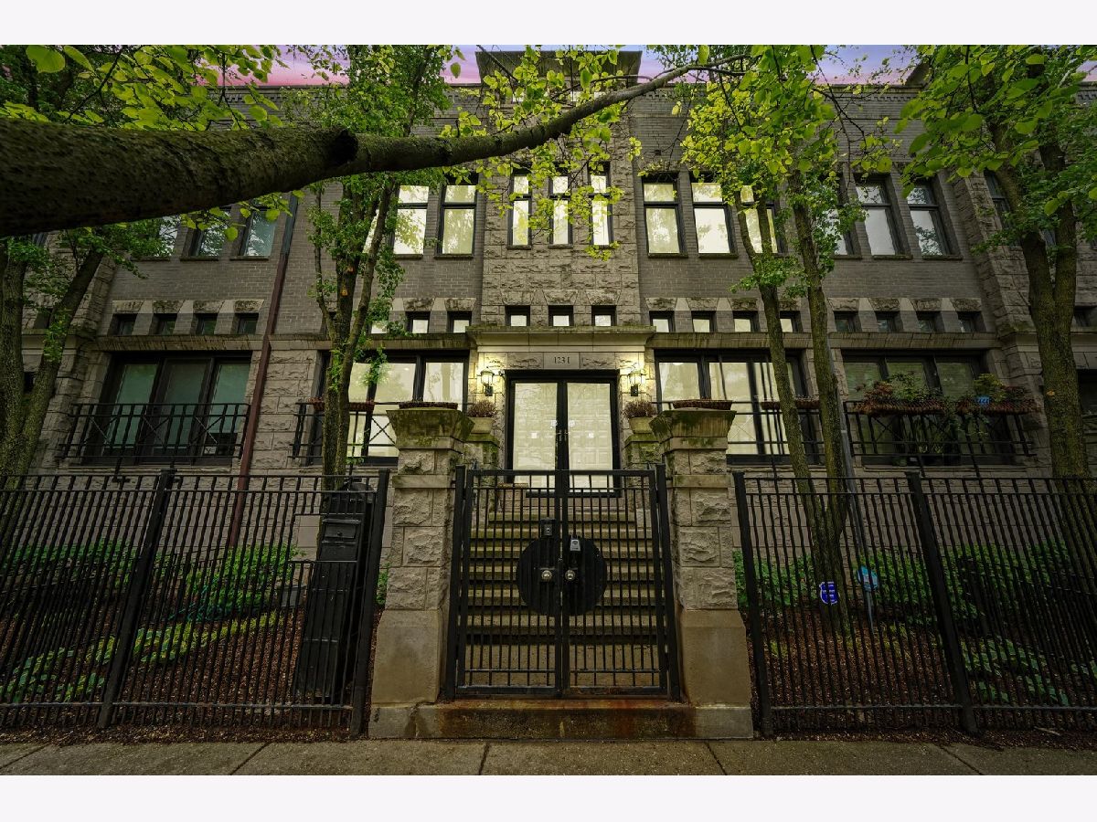Townhomes Sold Oak Club Condos Chicago Illinois, 123 Oak