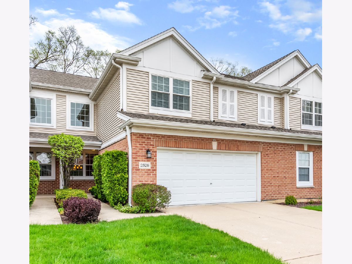 Townhomes & Homes Sold Westchester Woods Westchester Illinois, 2526 Camberley