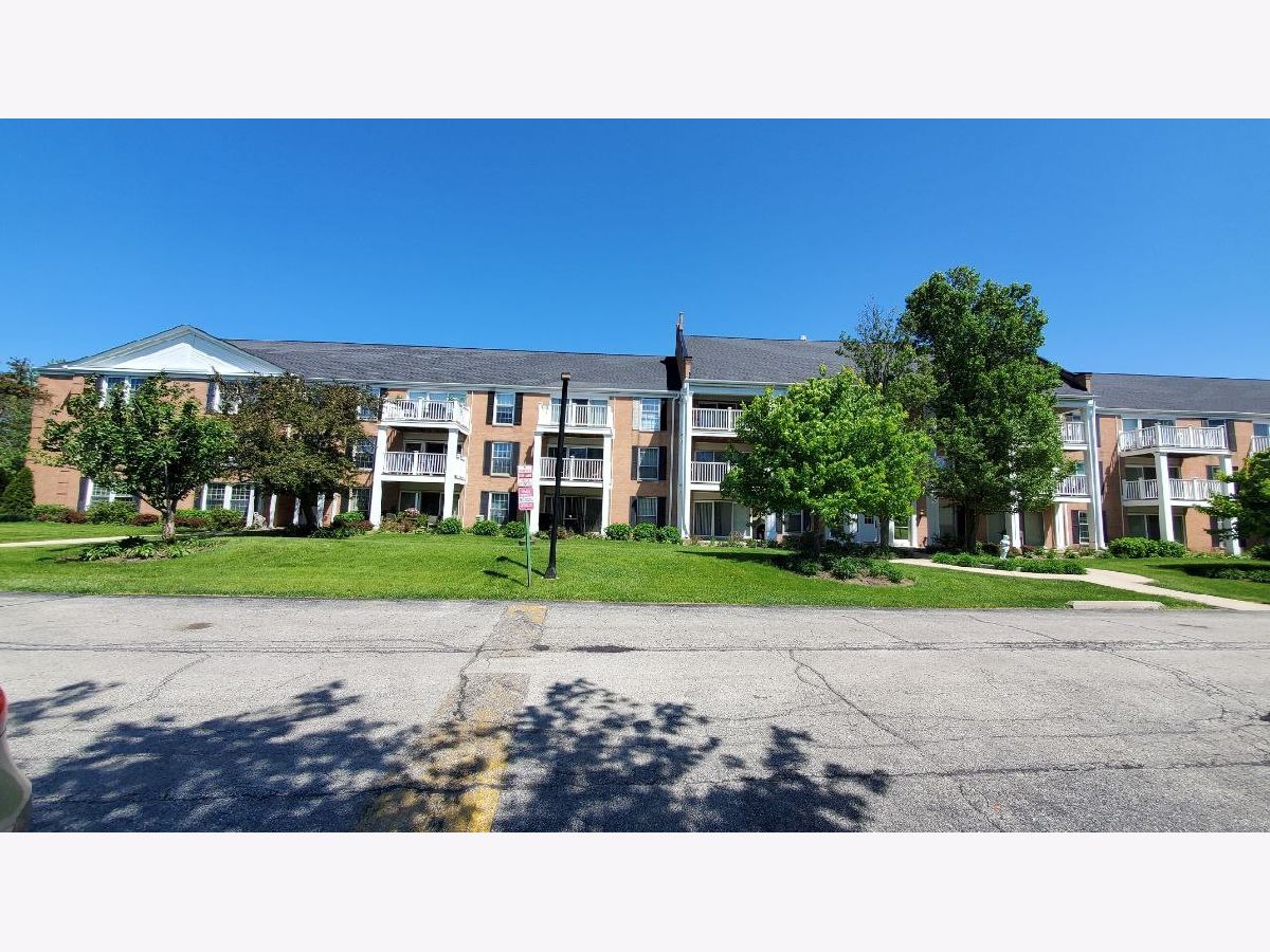 Condominiums Rented Three Fountains On The Lake Rolling Meadows Illinois, 5501 Carriageway