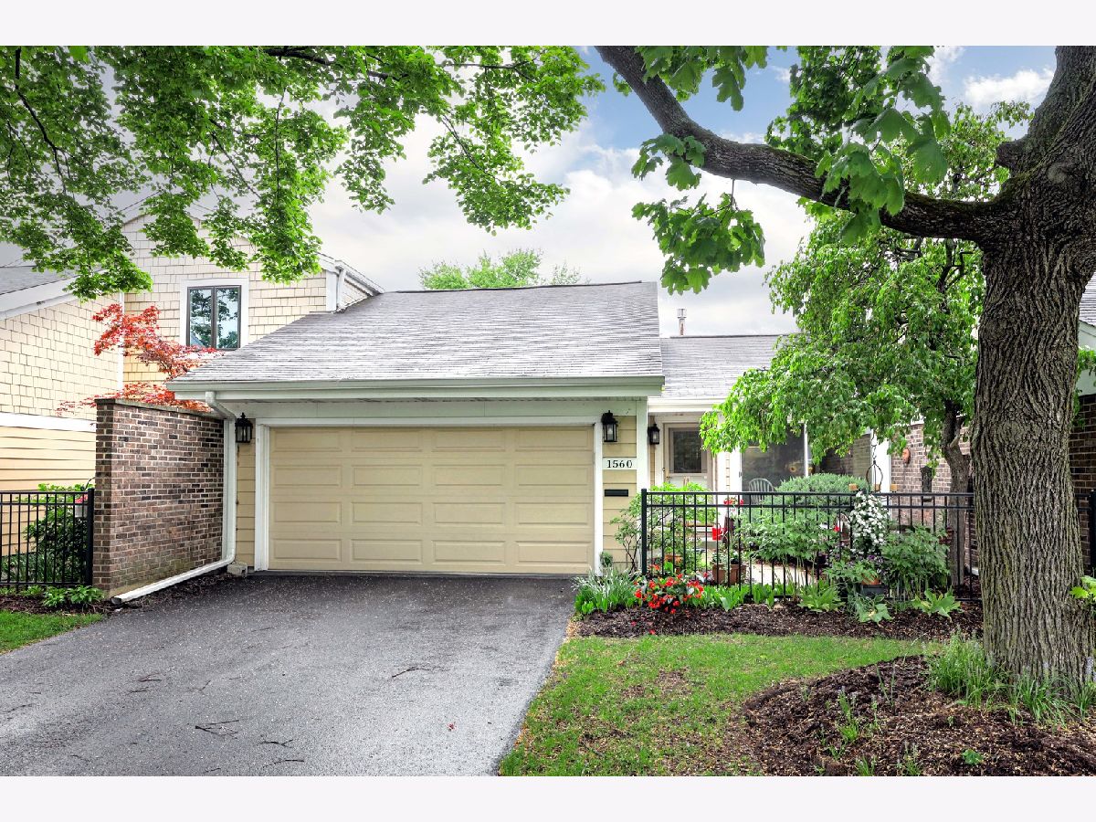 Condos & Townhomes Sold Streams Garden Villas Wheaton Illinois, 1560 Woodhaven
